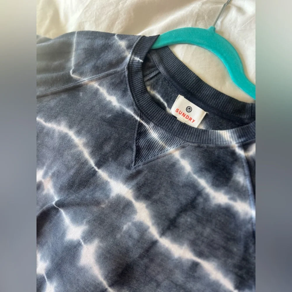 Sundry Tie Dye Puff Sleeve Raglan Sweatshirt in Navy/White Size S (4-6) - Picture 6 of 15